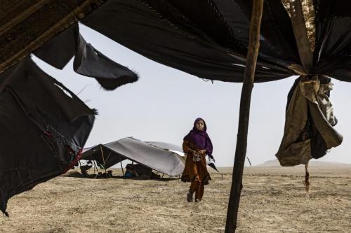 Un nomade della tribù Hazara ha portato il suo gregge all’abbeverata in una pozza della provincia di Bamyan.Nonostante ci si trovi su un altopiano a circa 2.500 m, le precipitazioni in questi ultimi anni sono molto scarse. Lasiccità ha riacceso antichi conflitti tra le popolazioni stesse di nomadi con Kuchi e Hazara che si sono trovate acontendersi gli stessi pascoli a volte anche con scontri armati.