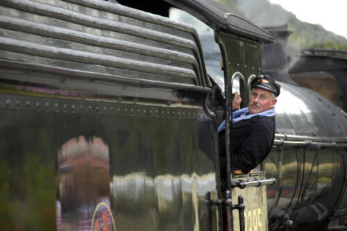 Il macchinista della locomotiva a vapore 45407 della North Yorkshire Moors Railway